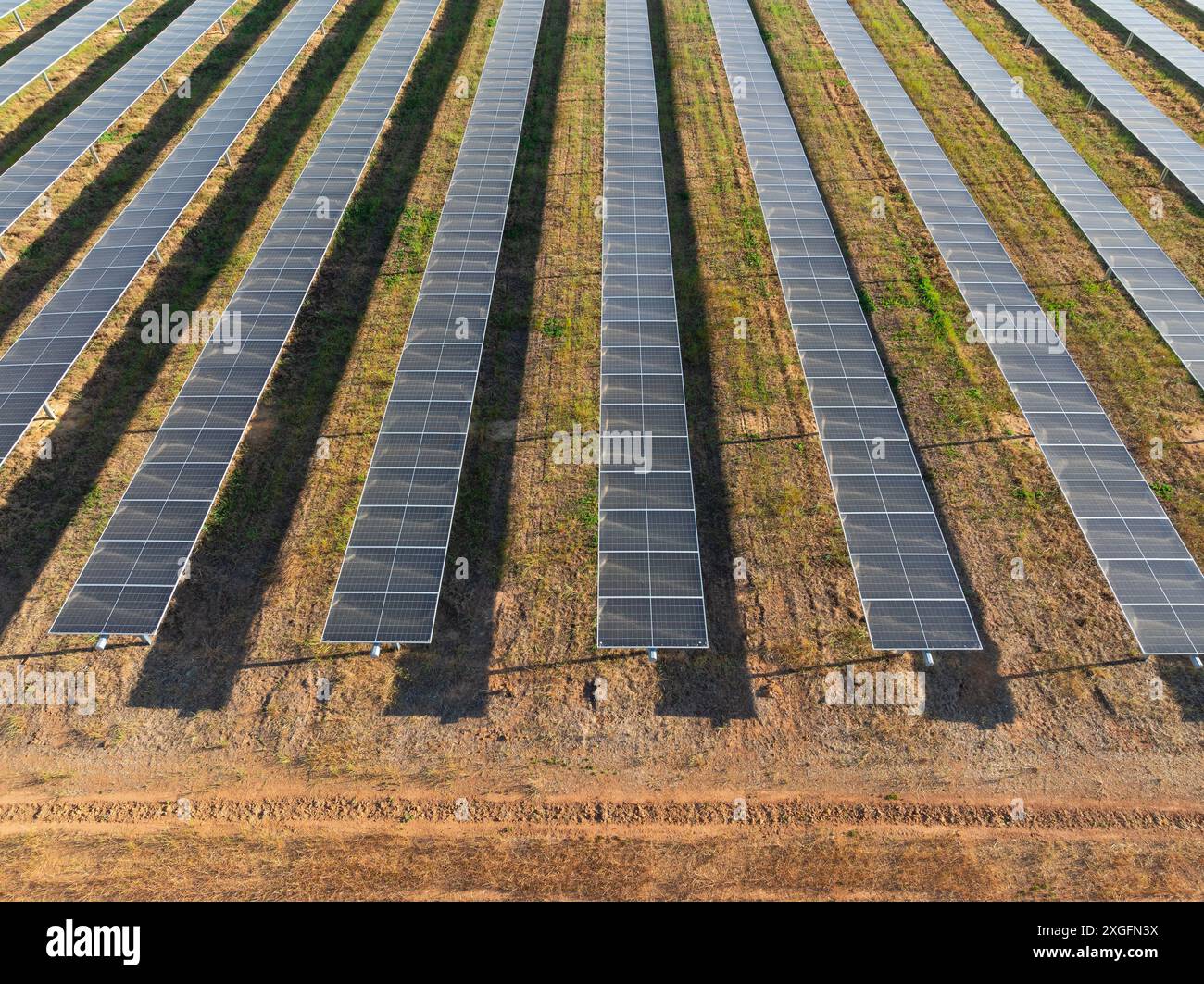 Luftaufnahme von Reihen von Solarpaneelen auf ländlichem Ackerland in Moolort in Central Victoria, Australien Stockfoto