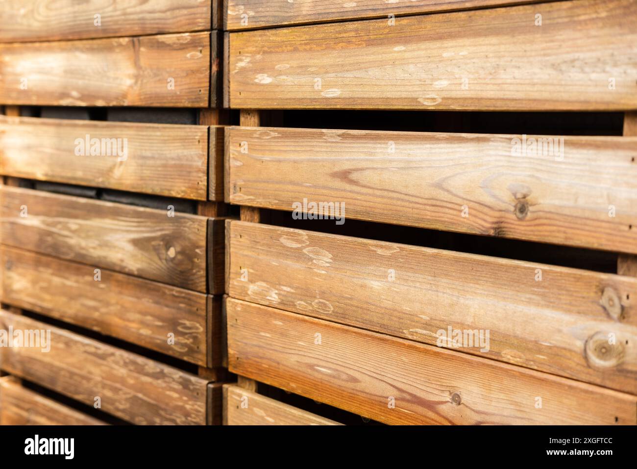Alte Holzkisten, die draußen gestapelt sind Stockfoto