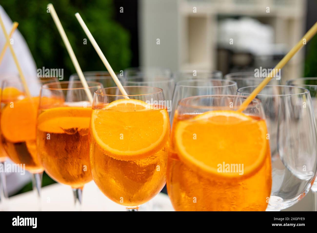 Aperol Spritz-Cocktail, Orangenscheiben auf dem Buffettisch. Catering-Konzept Stockfoto