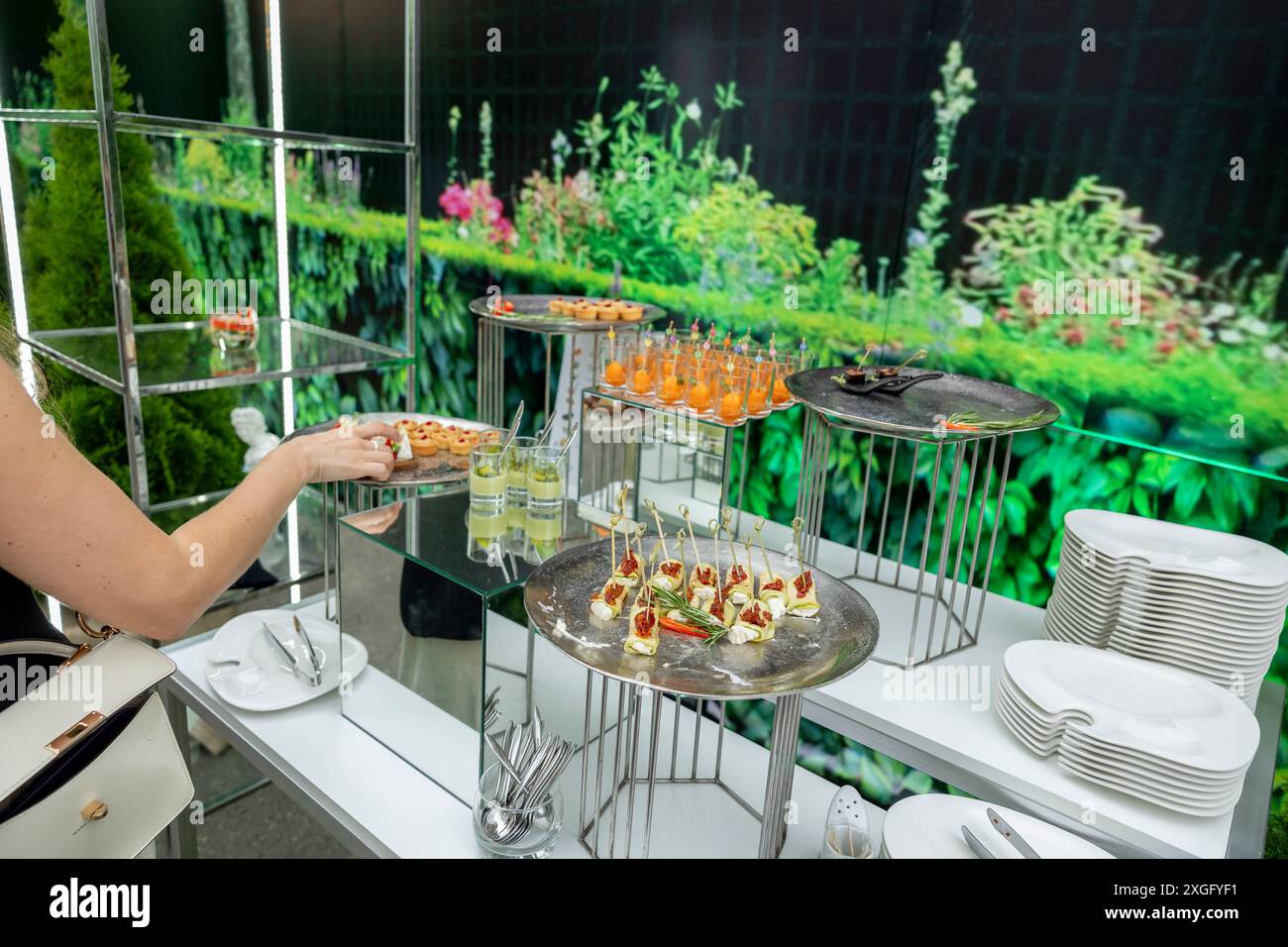 Snacks für den Urlaub, Catering. Leichte Snacks im Sommer. Catering-Teller. Buffettisch. Molekulare Küche Stockfoto