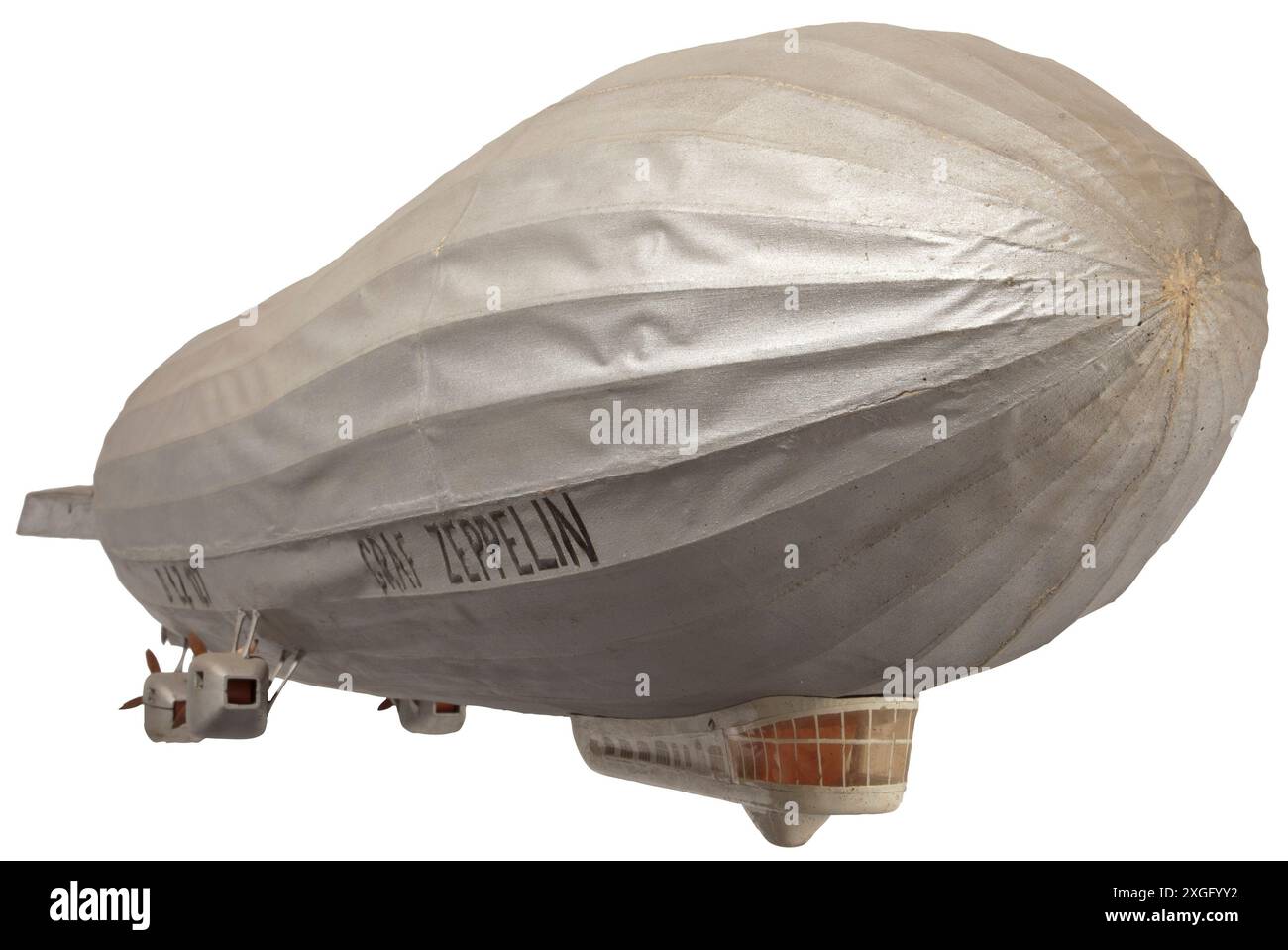 Ein großes modernes Modell des Luftschiffs „LZ 127“ das 2,40 Meter lange Lehrmodell wurde in der gleichen starren Leichtbauweise wie der echte Zeppelin gebaut, mit Ringen und Längsrippen, die mit einer steifen Schicht lackierter Baumwolle bedeckt sind. Die Gondeln mit Elektromotoren. Das Ruder und der Aufzug können vom Maschinenhaus des Piloten aus gesteuert werden. In erstaunlich präzisen Details, sicherlich von einer DAF-Werkstatt (Deutsche Arbeitsfront) oder einem vergleichbaren Produkt hergestellt. Länge 240 cm. Historisch, historisch, Transport, Objekt, Objekte, Fotos, 20. Jahrhundert, Stockfoto