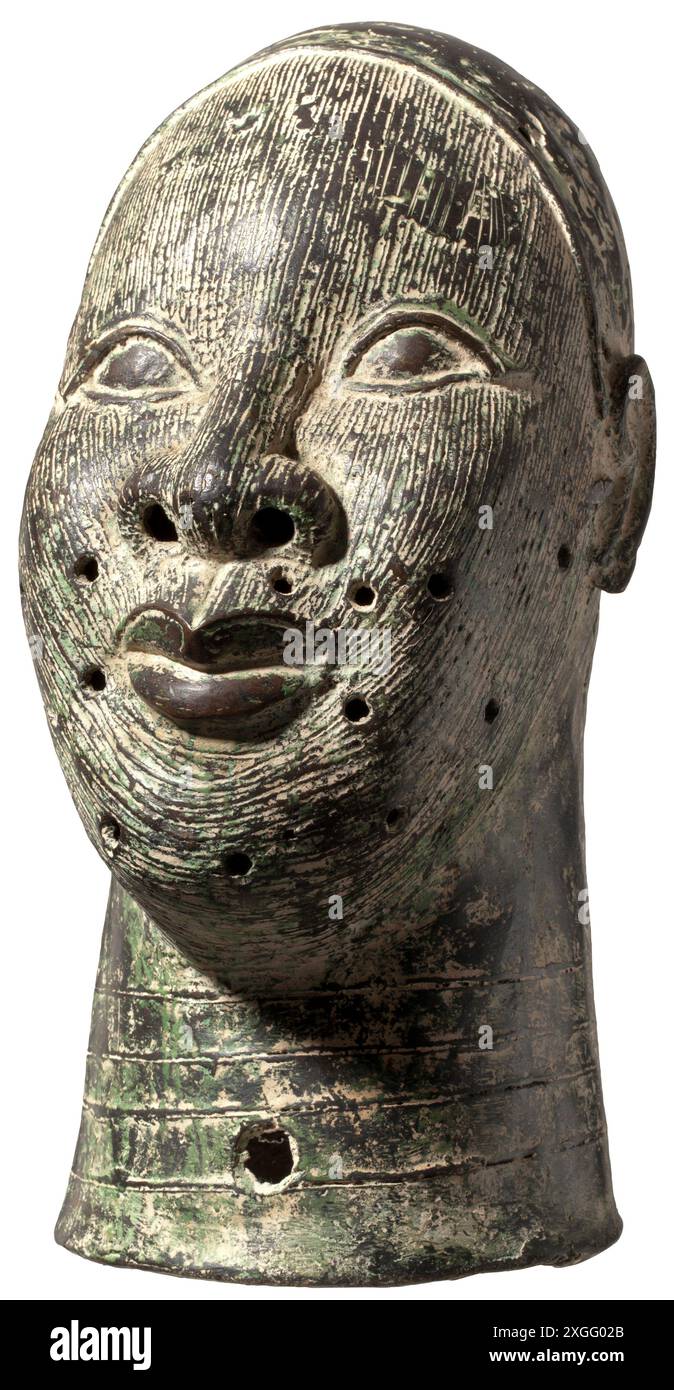 Eine Kopfskulptur der Yoruba ife, Nigeria. Bronze mit hellgrüner Patina. Ausdrucksstarkes Gesicht mit vertikalen, parallelen Narbentätowierungen, FREI VON EIGENTUM Stockfoto