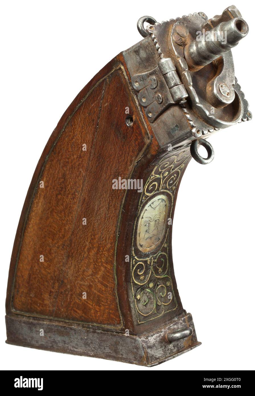 Ein süddeutscher Pulverkolben mit Messing- und Perlmutteinlagen, EIGENSTÄNDIG FREIGEGEBEN Stockfoto