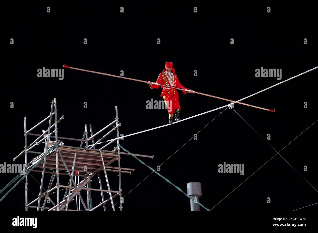 19. Februar 2015, Singapur: Uighur Tightrope Walker Adili Wuxor beim jährlichen chinesischen Neujahrskarneval am Fluss Hongbao, Singapur. Stockfoto