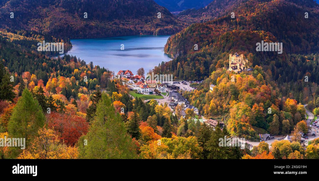Schloss Hohenschwangau Blick vom Schloss Neuschwanstein,Palast im neo-romanischen Stil aus dem 19. Jahrhundert, Schwangau, Füssen, Ostallgäu, Bayern, Keim Stockfoto