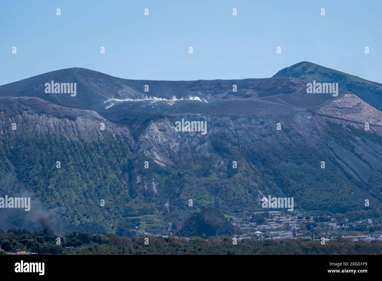 Blick von der Insel Lipari auf den heißen Schwefeldampf auf Vulcano Island Stockfoto