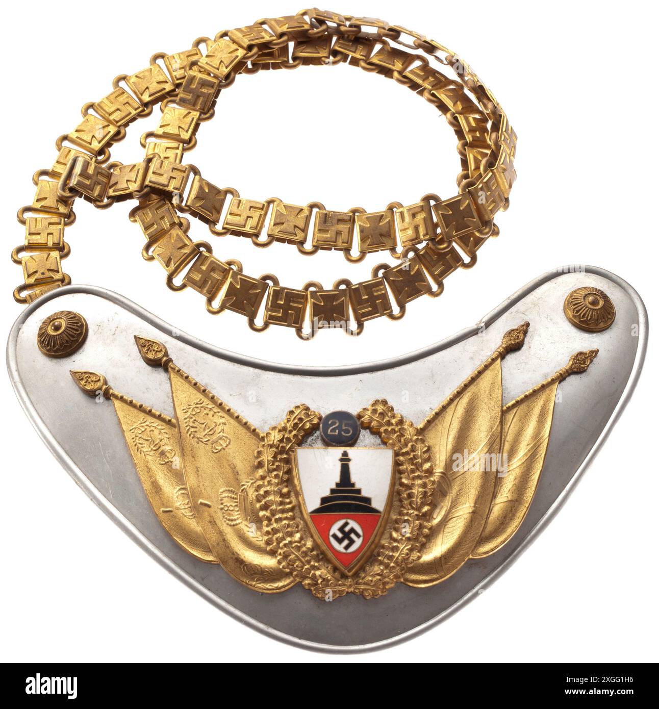 Ein Gorget-Modell 1938 für Stammenträger des Deutschen Reichsveteranenbundes Kyffhäuser mit Jubiläumsziffer '25' 1. Typ mit Kyffhäuser-Emblem nierenförmigem, poliertem Aluminiumschild (kleine Kerbe) mit verschraubten Applikationen: Ein fein vergoldeter Eichenblattkranz mit emailliertem Emblem und Medaillon '25' auf den gekreuzten Fahnen der Alten Armee bzw. NS-Kriegerbund NS-Kriegerbund. Blauer Innenschuh. Vergoldete Kette mit alternierenden Hakenkreuzen und eisernen Kreuzen im Relief. Die Jubiläumsnummern „25“, „50“, „75“ und „100“ beziehen sich auf die Gründung des Vereins. Historisch, historisch, 20. Jahrhundert, Stockfoto