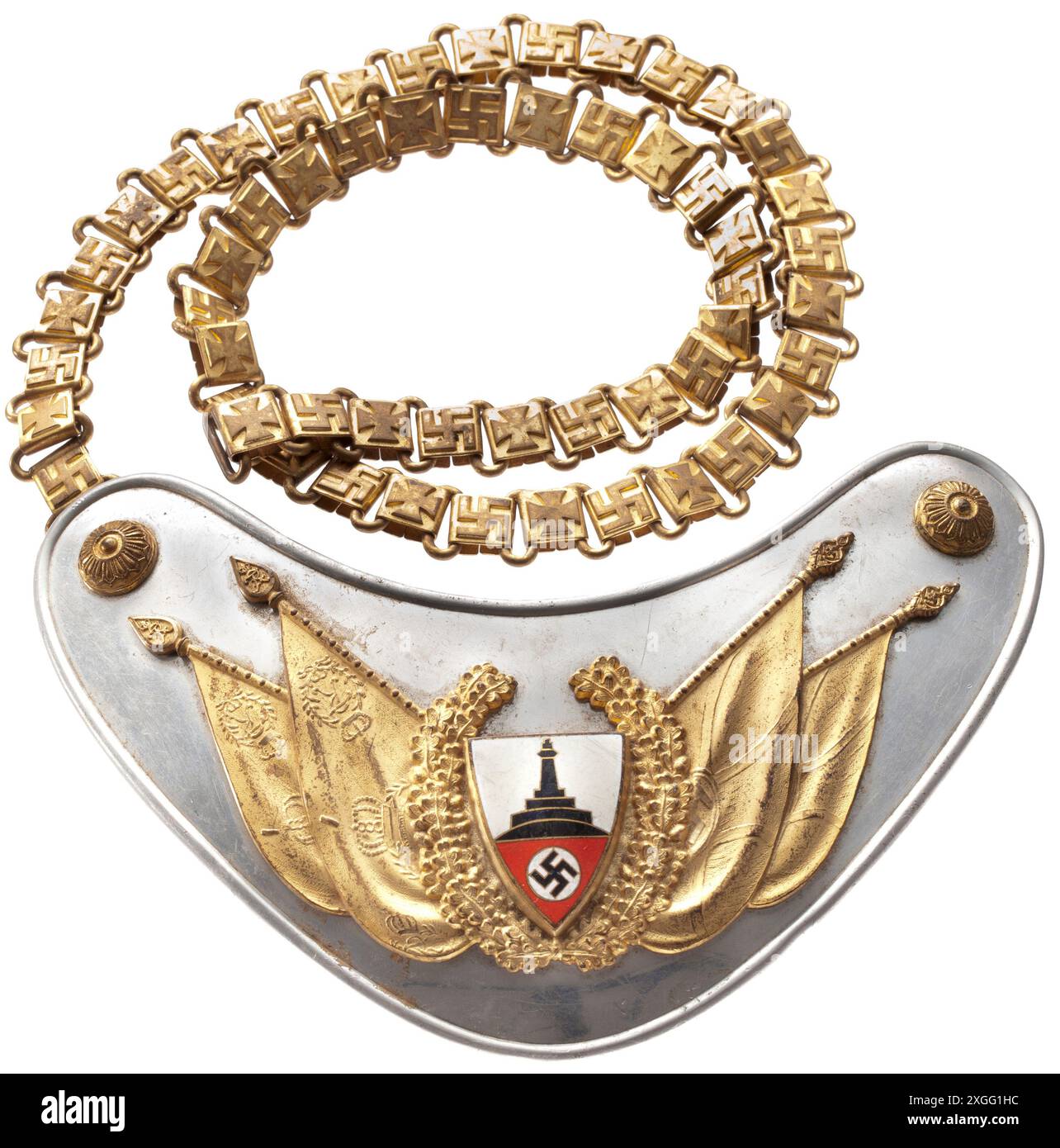 Ein Gorget-Modell 1938 für Standardträger des Deutschen Reichsveteranenbundes Kyffhäuser 1. Typ mit Kyffhäuser-Emblem nierenförmigem, poliertem Aluminiumschild mit verschraubten Applikationen: Ein fein vergoldeter Eichenblattkranz mit emailliertem Emblem auf den Kreuzfahnen der Alten Armee und des NS-Kriegerbundes. Blauer Innenschuh. Vergoldete Kette mit alternierenden Hakenkreuzen und eisernen Kreuzen im Relief. Historisch, historisch, 20. Jahrhundert, Stockfoto