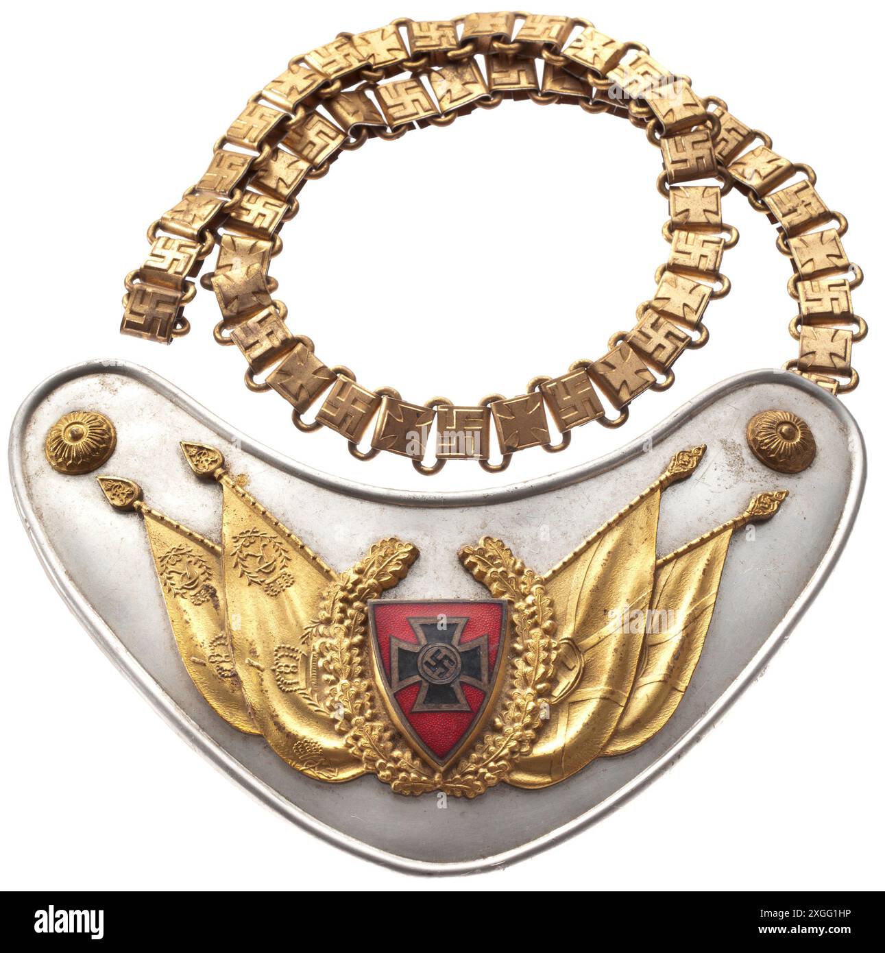 Ein Gorget-Modell 1938 für Standardträger der NS-Reichsveteranenliga 2. Typ mit dem neuen Liga-Abzeichen nierenförmiges Aluminiumschild mit verschraubten Applikationen: Ein fein vergoldeter Eichenblattkranz mit emailliertem Emblem auf den gekreuzten Fahnen der Alten Armee und des NS-Kriegerbundes. Blauer Innenschuh (Flecken). Vergoldete Kette mit alternierenden Hakenkreuzen und eisernen Kreuzen im Relief. Historisch, historisch, 20. Jahrhundert, Stockfoto