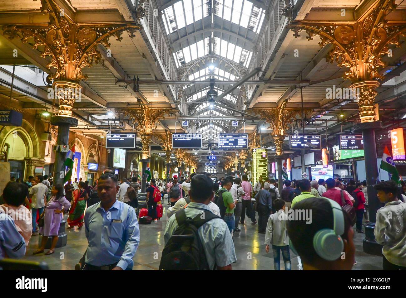 Mumbai, Indien - 15. April 2024: Nicht identifizierte Menschen im Chhatrapati Shivaji Terminus während der Hauptverkehrszeiten. Es ist einer der am meisten frequentierten Bahnhöfe Stockfoto