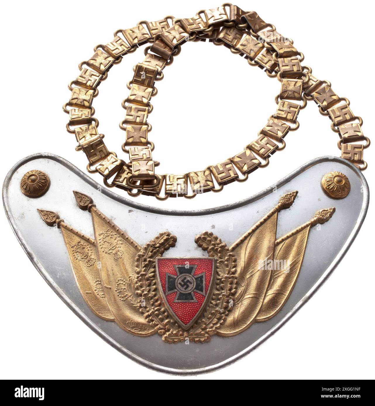 Ein Gorget-Modell 1938 für Standardträger der NS-Reichsveteranenliga 2. Typ mit dem neuen Ligabzeichen nierenförmiges, poliertes Aluminiumschild mit verschraubten Applikationen: Ein vergoldeter Eichenblattkranz mit emailliertem Emblem auf den gekreuzten Fahnen der Alten Armee und des NS-Kriegerbundes. Blauer Innenschuh. Vergoldete Kette mit alternierenden Hakenkreuzen und eisernen Kreuzen im Relief. Historisch, historisch, 20. Jahrhundert, Stockfoto