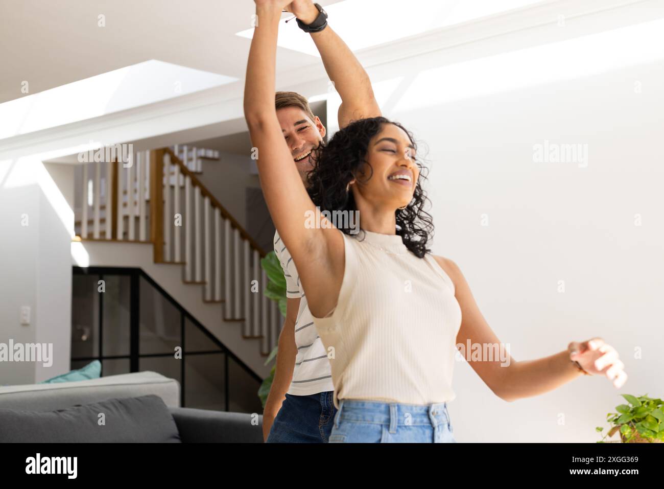 Zusammen tanzen, junges Paar genießt schöne Zeit im Wohnzimmer Stockfoto