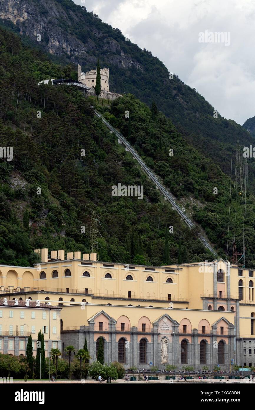 RIVA DEL GARDA, ITALIEN - 14. JUNI 2024: RIVA DEL GARDA, ITALIEN - 14. JUNI 2024: Blick auf das Wasserkraftwerk und den Panoramablick, der sich erhebt Stockfoto