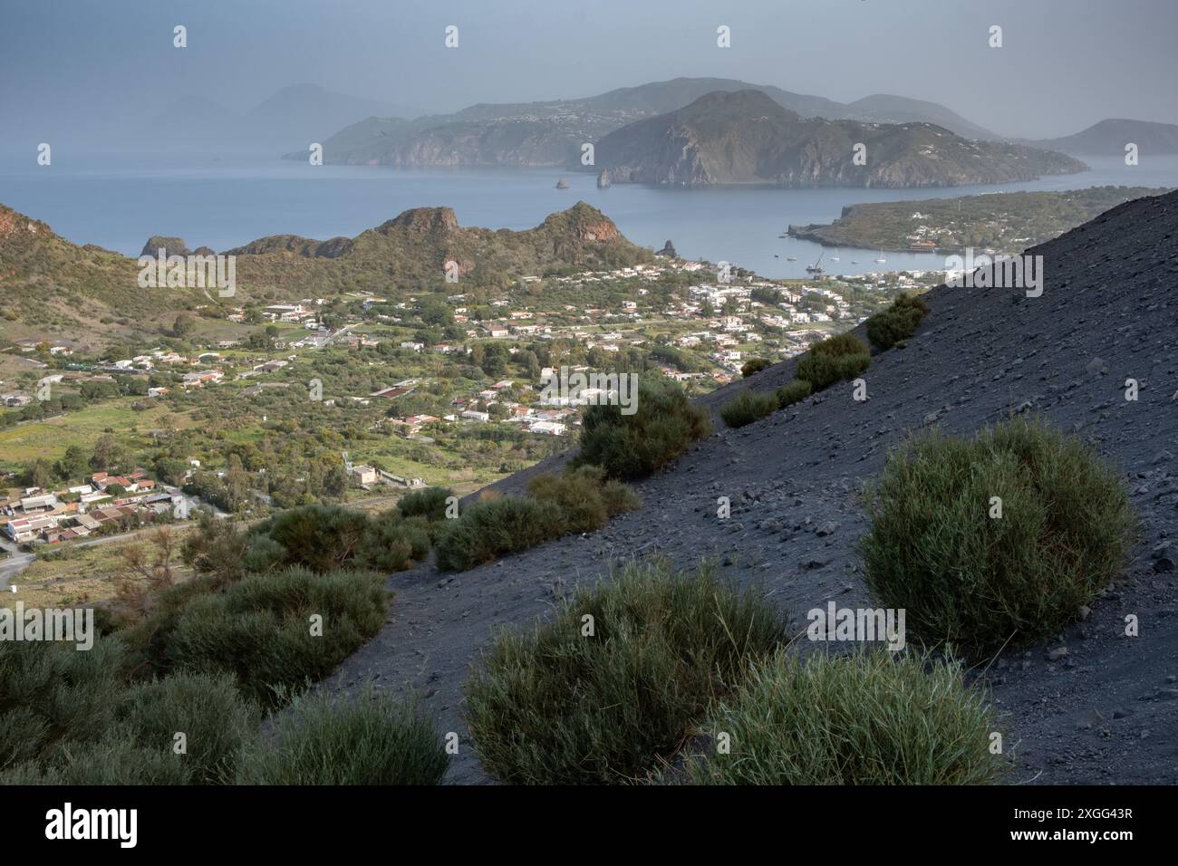 Blick auf Vulcano Porto, Vulcano Island, Italien Stockfoto