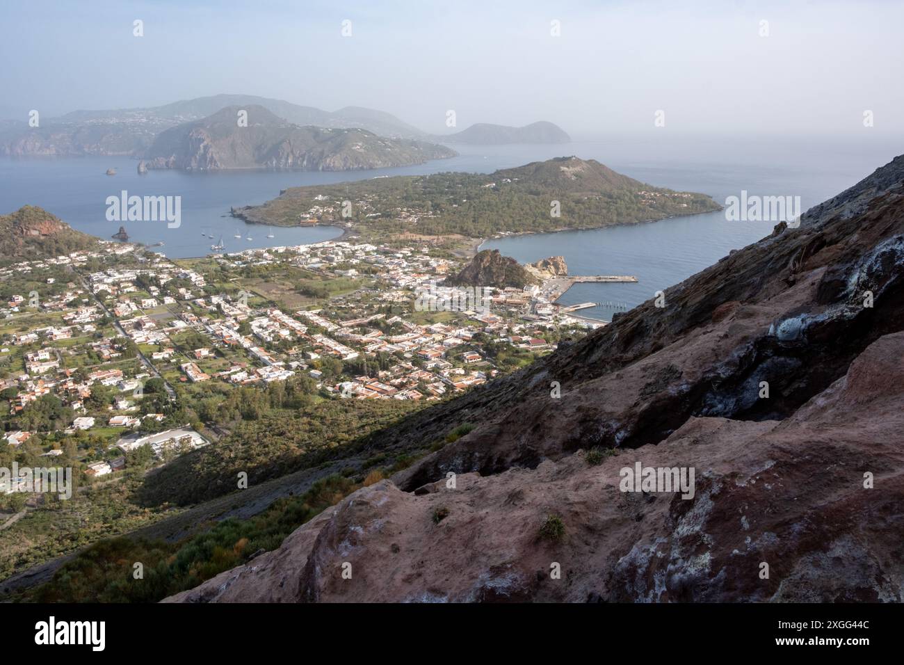 Blick auf Vulcano Porto, Vulcano Island, Italien Stockfoto