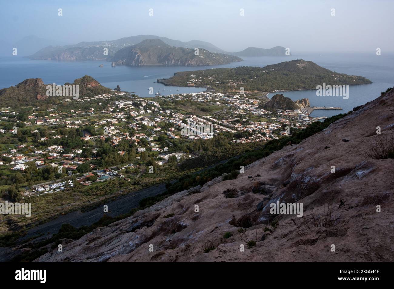 Blick auf Vulcano Porto, Vulcano Island, Italien Stockfoto