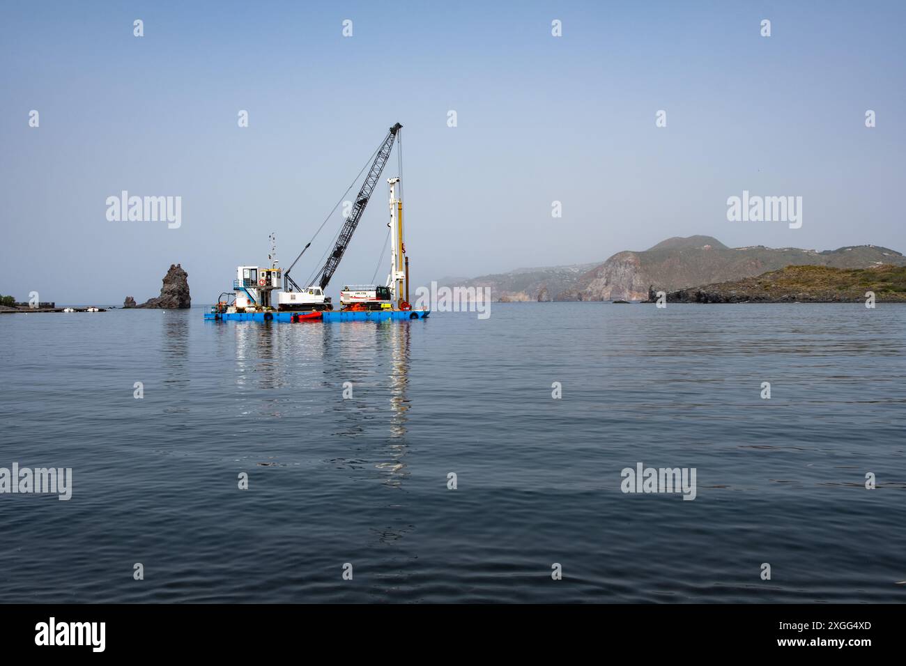 Bagger, der Wartungsarbeiten in der Nähe der Küste, Vulcano, Äolische Inseln, Italien Stockfoto