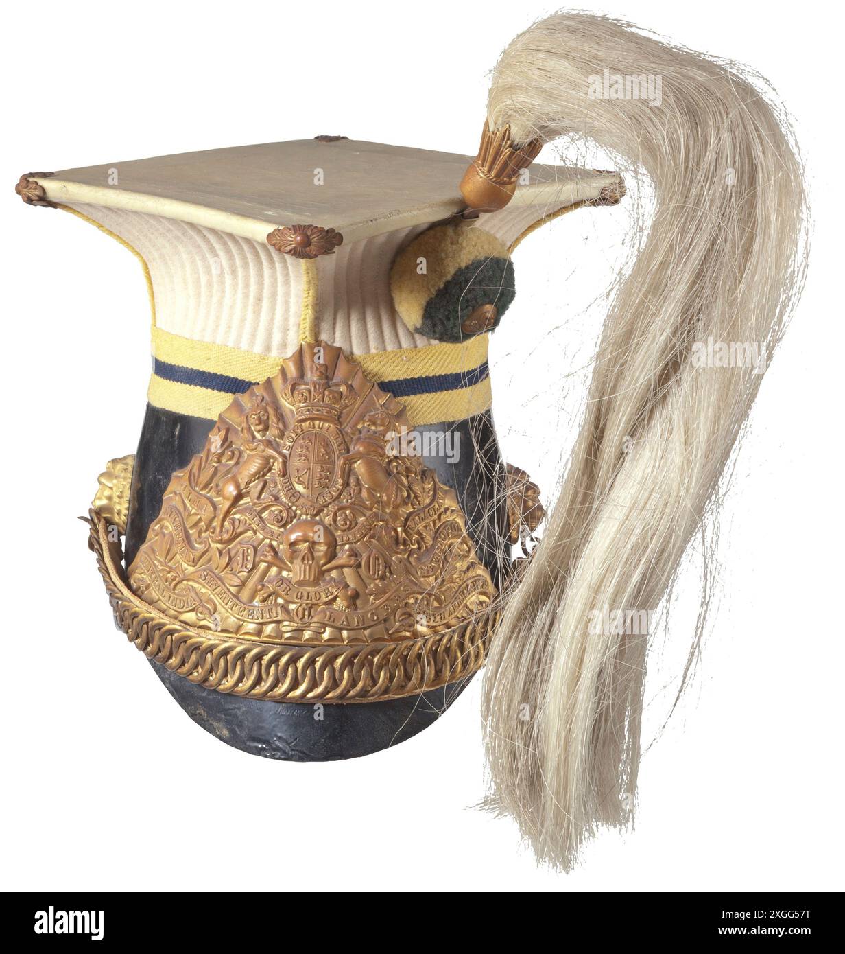 Ein britischer Czapka für Männer der 17. Royal Lancers, schwarzer Lederkörper und Frontvisier, weißer Filz eingebauter Rabatte, FREI VON EIGENTUM Stockfoto