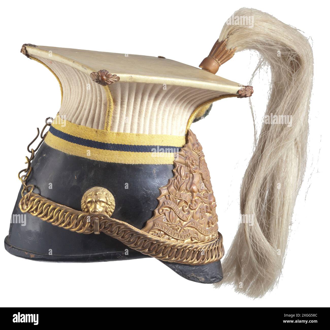 Ein britischer Czapka für Männer der 17. Royal Lancers, schwarzer Lederkörper und Frontvisier, weißer Filz eingebauter Rabatte, FREI VON EIGENTUM Stockfoto