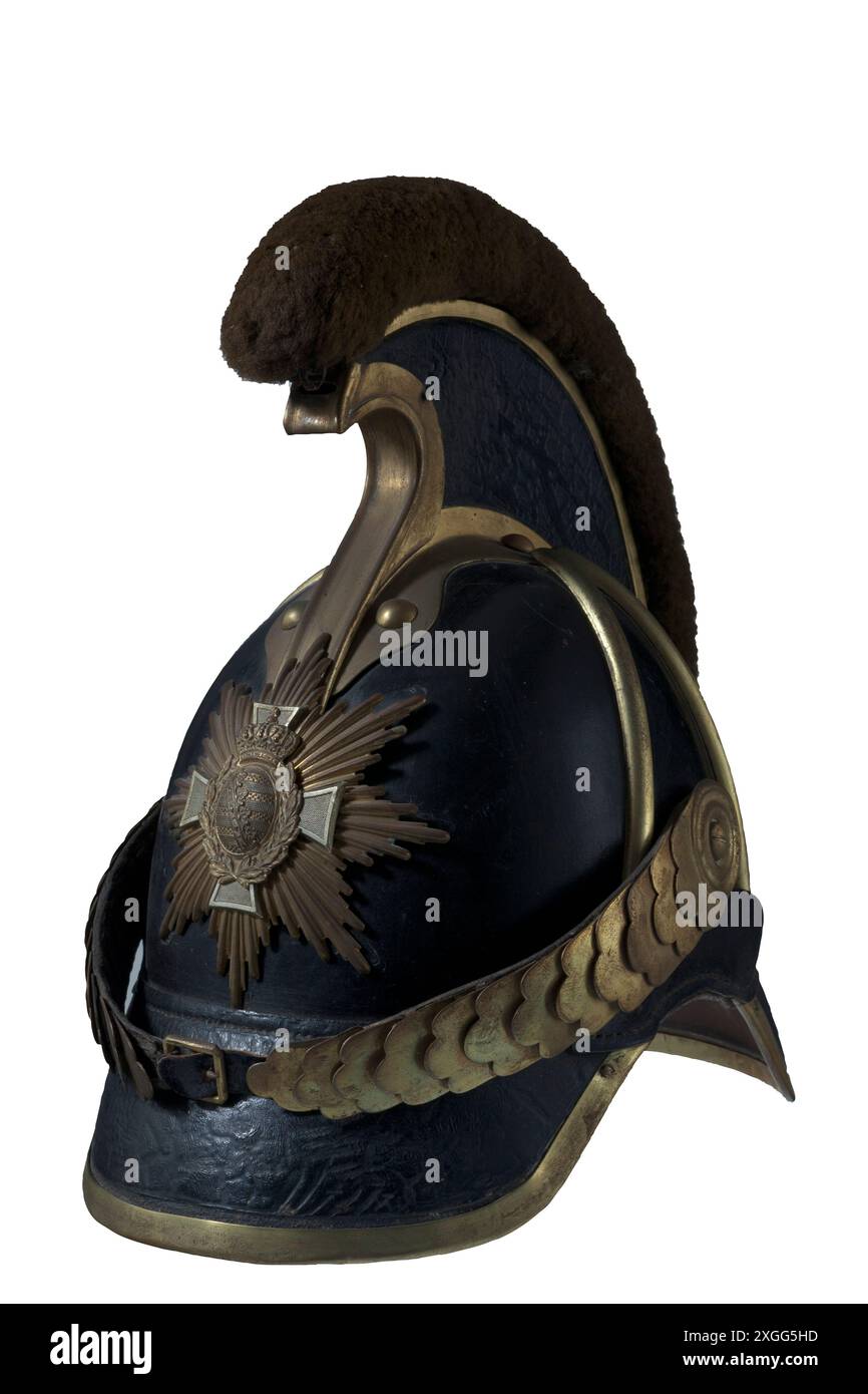 Ein kaiserlicher deutscher M 1867 Sächsischer Reserve Guard Reiter Helm, schwarzer Lederkörper mit Visier vorne und hinten, FREIGEGEBENES EIGENTUM Stockfoto