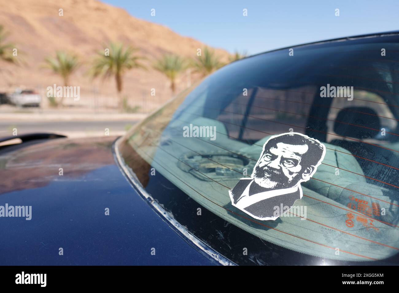 Jordan ein Saddam Hussein-Porträtaufkleber auf einem Auto im Gebiet Wadi Rum in Jordanien – Foto August 2024 Stockfoto