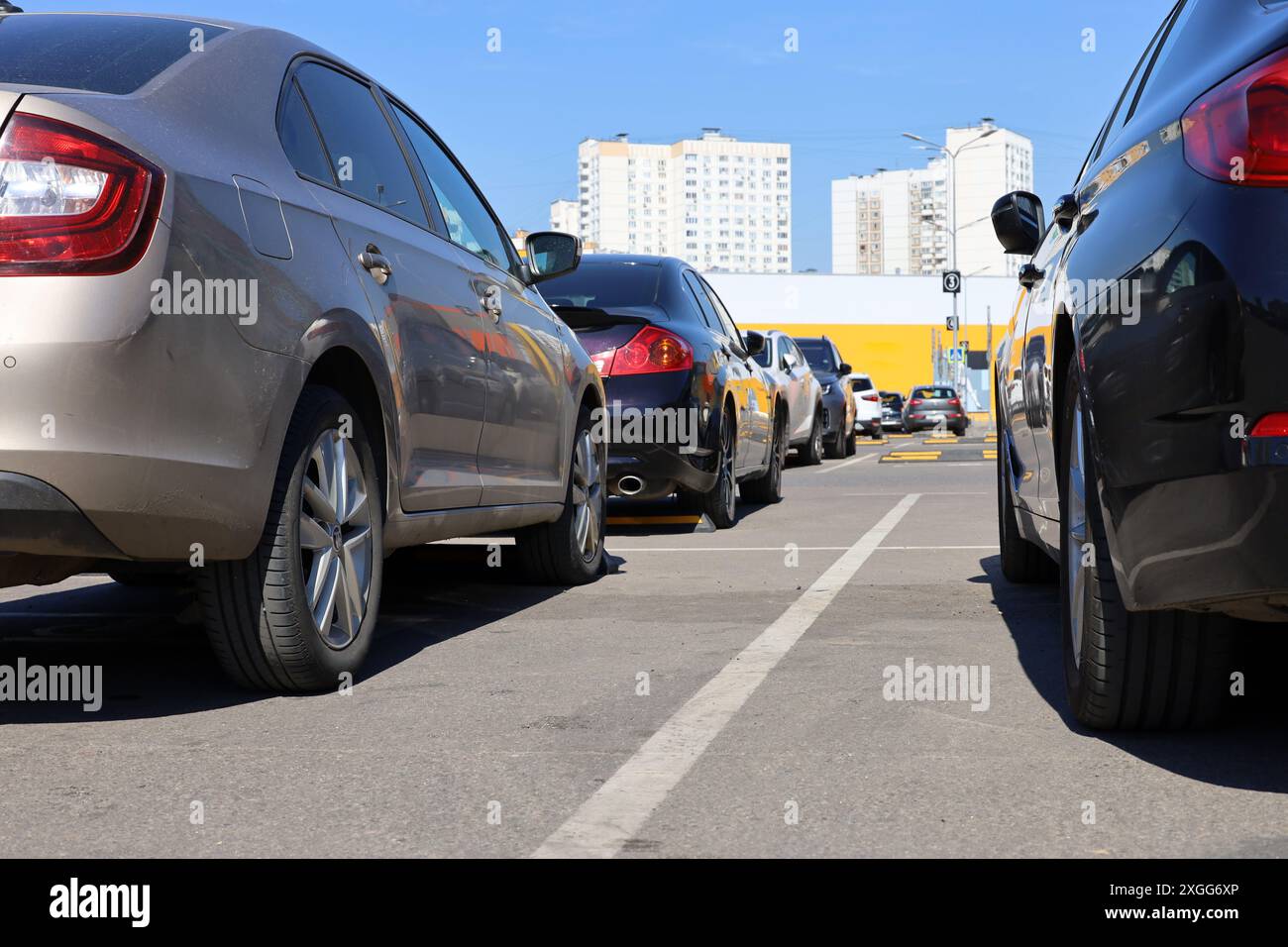 Autos in einer Reihe auf dem Parkplatz im Wohnviertel, Stadtverkehr Stockfoto