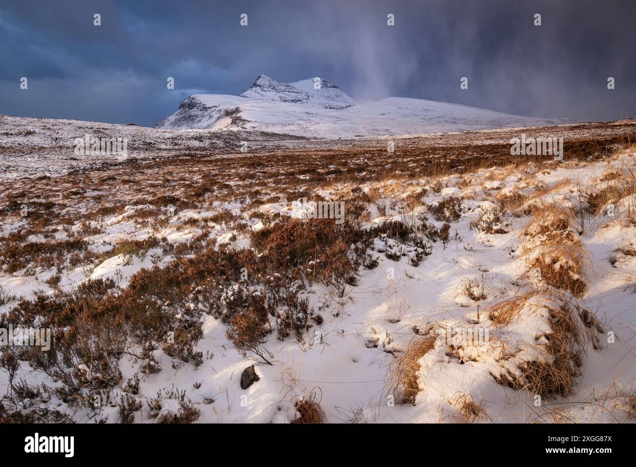 Schneesturm über cUL Mor im Winter, Assynt-Coigach National Scenic Area, Assynt, Inverpolly, Sutherland, Scottish Highlands, Schottland, Vereinigtes Königreich, Stockfoto