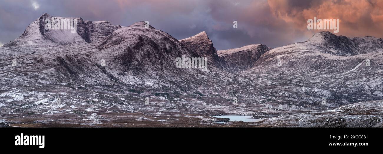 Sonnenaufgang über den Bergen von Assynt im Winter, Ben Mor Coigach, Beinn Tarsuinn, Sgurr an Fhidhleir und Beinn an Eoin mit Lochanan Dubha unten, Assyn Stockfoto