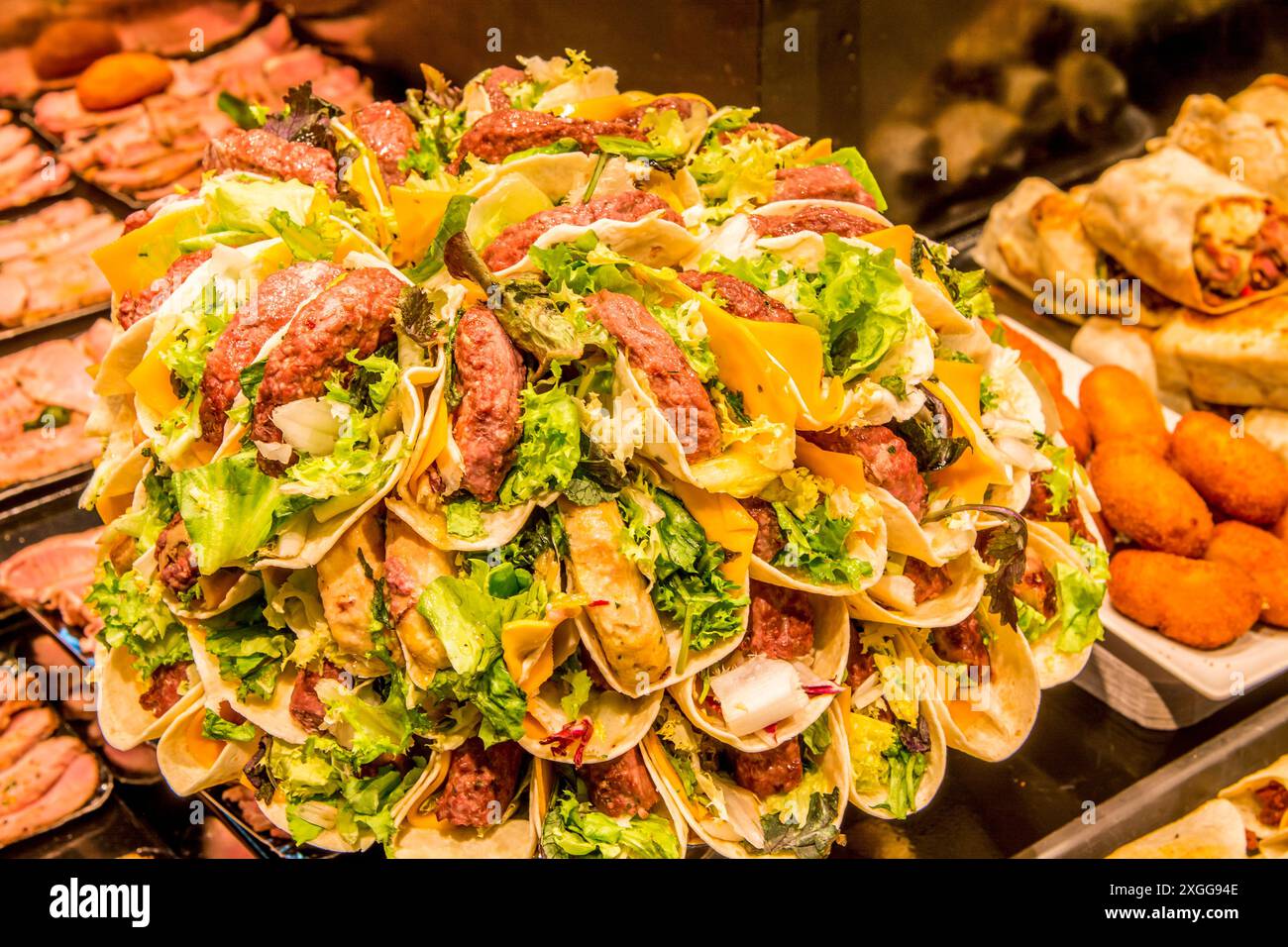 Herzhafte Snacks zum Verkauf im Mercat de Sant Josep de la Boqueria, Barcelonas berühmtester Markt, Barcelona, Katalonien, Spanien, Europa Stockfoto