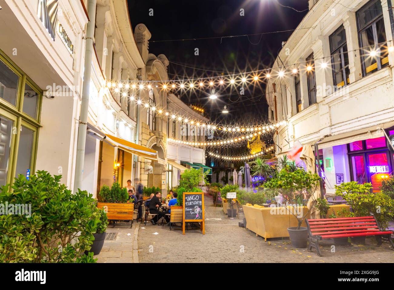 Tiflis, Georgien - 26. JUNI 2024: Die Shardeni Street ist eine kleine Fußgängerstraße im Stadtteil Oberkala in Tiflis, Georgien. Stockfoto