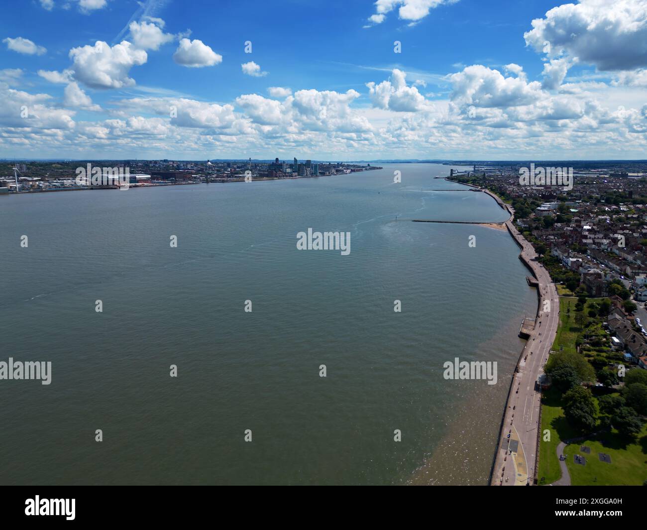 Blick aus der Vogelperspektive auf den Fluss Mersey in Richtung Liverpool von der New Brighton Promenade. Stockfoto