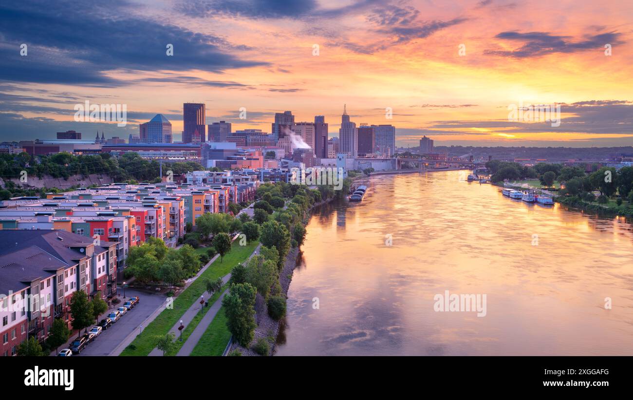 Saint Paul, Minnesota, USA. Luftbild des Stadtzentrums von St. Paul, Minnesota, USA mit Spiegelbild der Skyline des Mississippi River in Beauty Stockfoto