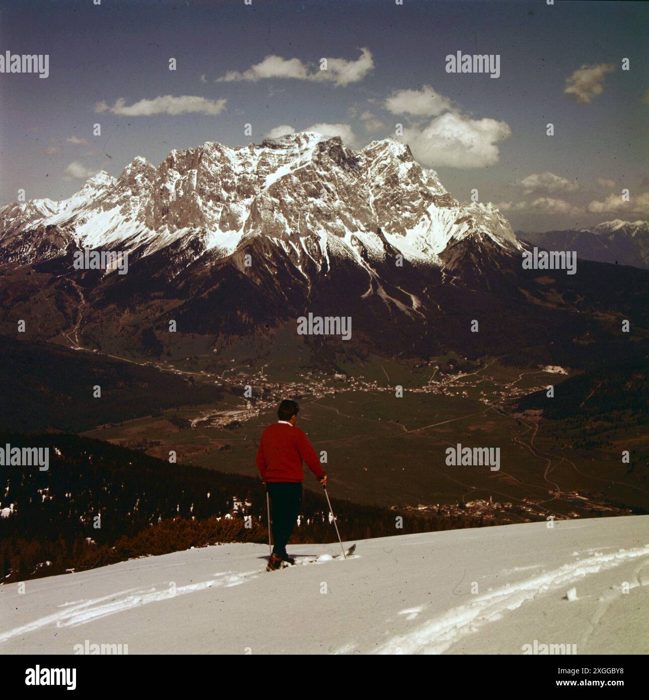 Geographie / Reise, Deutschland, Bayern, Landschaften, Skifahrer vor Ehrwald mit dem Zugspitzmassiv, ADDITIONAL-RIGHTS-CLEARANCE-INFO-NOT-AVAILABLE Stockfoto