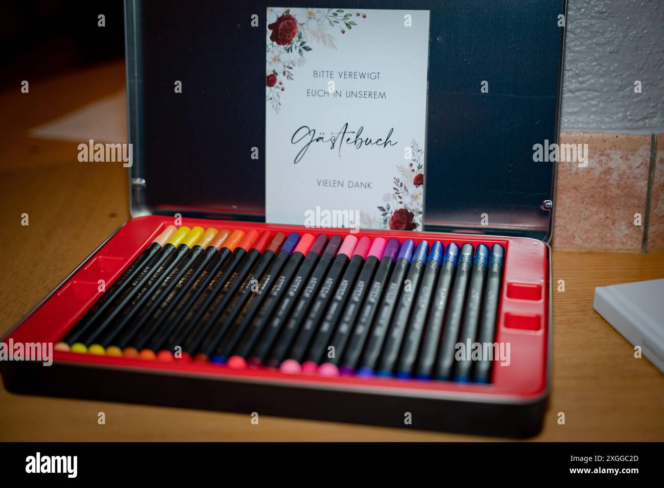 Gästebuch, Hochzeit, Feier, Stifte, Farben, Einladung, Blumendesign, Nachricht, Notiz, Erinnerungen Stockfoto