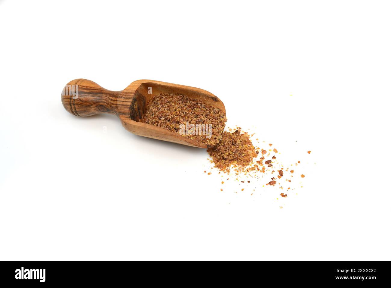 Gemahlenes Leinsamen, Leinsamen. Gemahlene oder zerkleinerte braune Leinsamen oder Leinsamen, isoliert auf weiß. Stockfoto