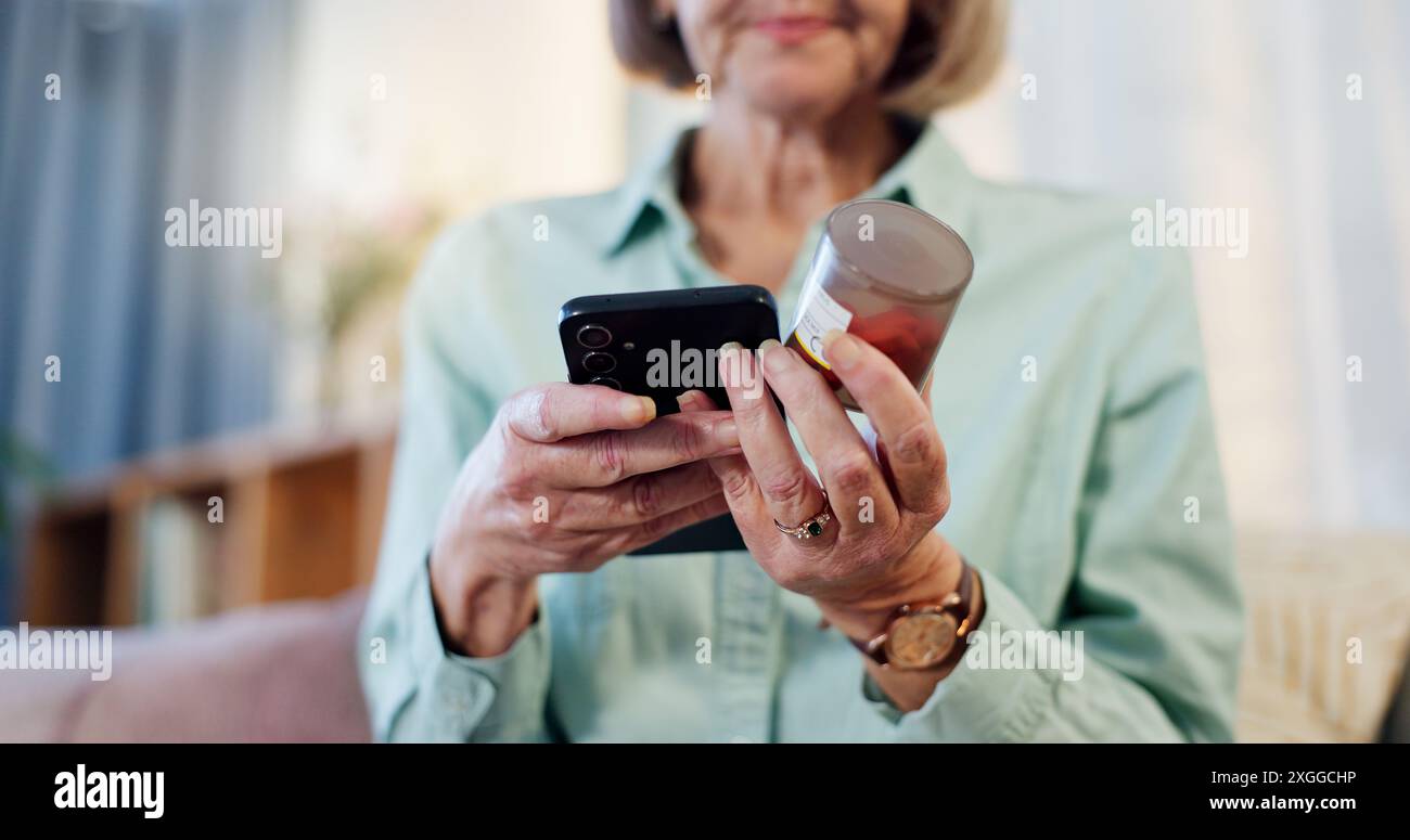 Hände, Pillen und ältere Frau mit Telefon für Gesundheit Website, Beratung und Forschung auf Medizin. Altersheim, Telehealth und Person mit Stockfoto