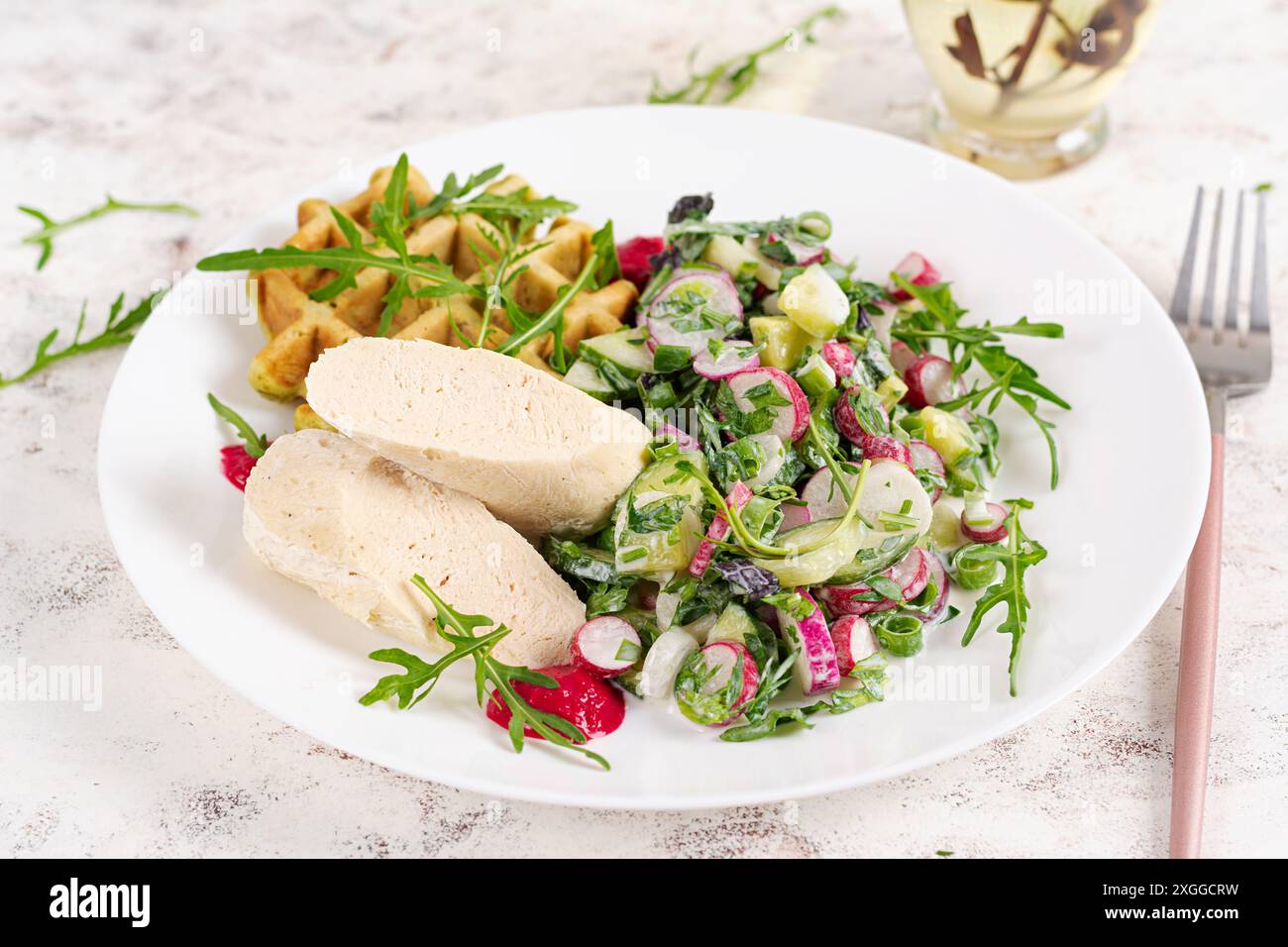 Frühstück hausgemachte Hähnchenwurst mit Waffeln und frischem Salat. Keto, ketogenes Frühstück. Trendiges Frühstück. Stockfoto