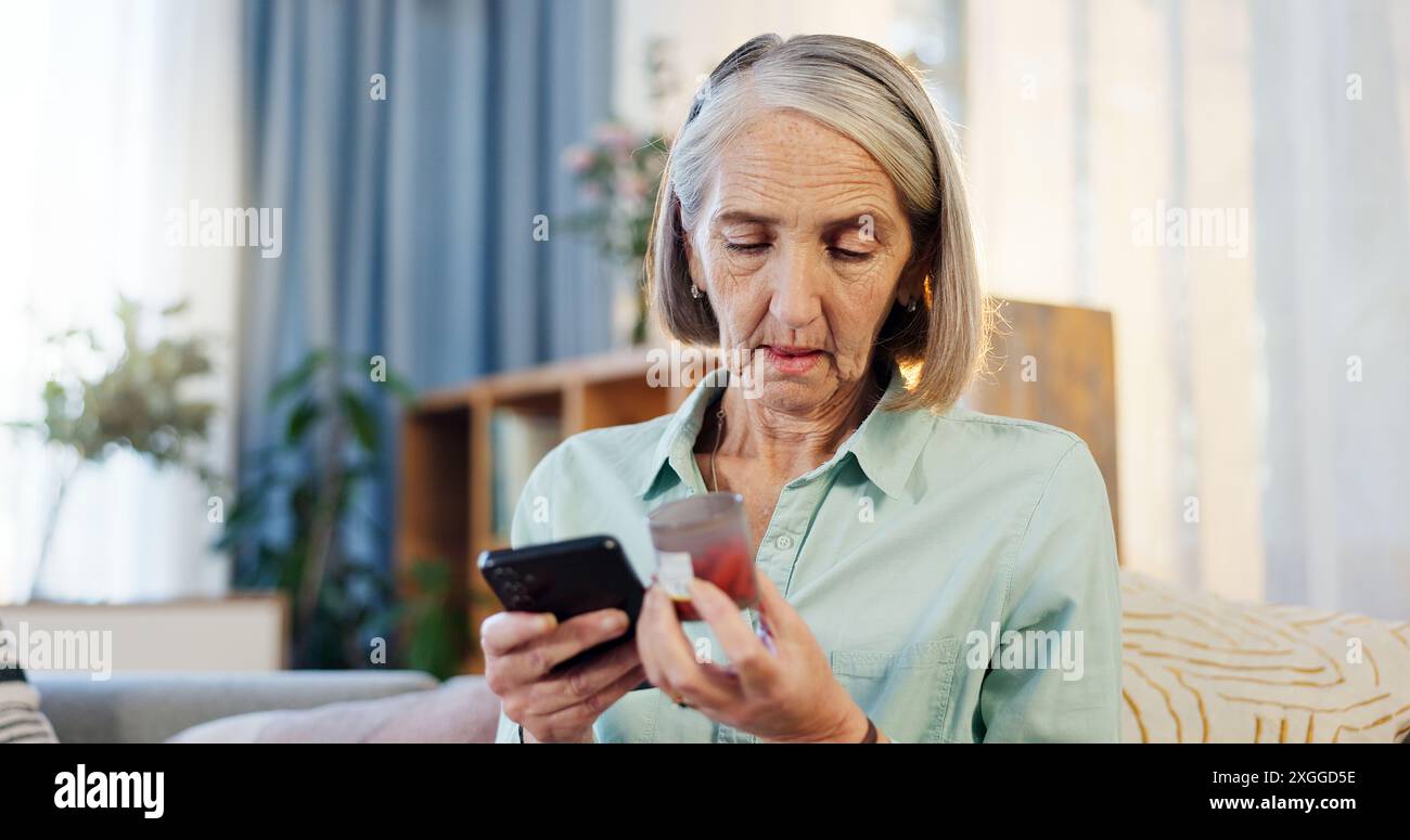 Heim, Pillen und ältere Frau mit Telefon für Gesundheitsinformationen, Beratung und Forschung auf Medizin. Ruhestand, Telemedizin und Seniorin mit Stockfoto