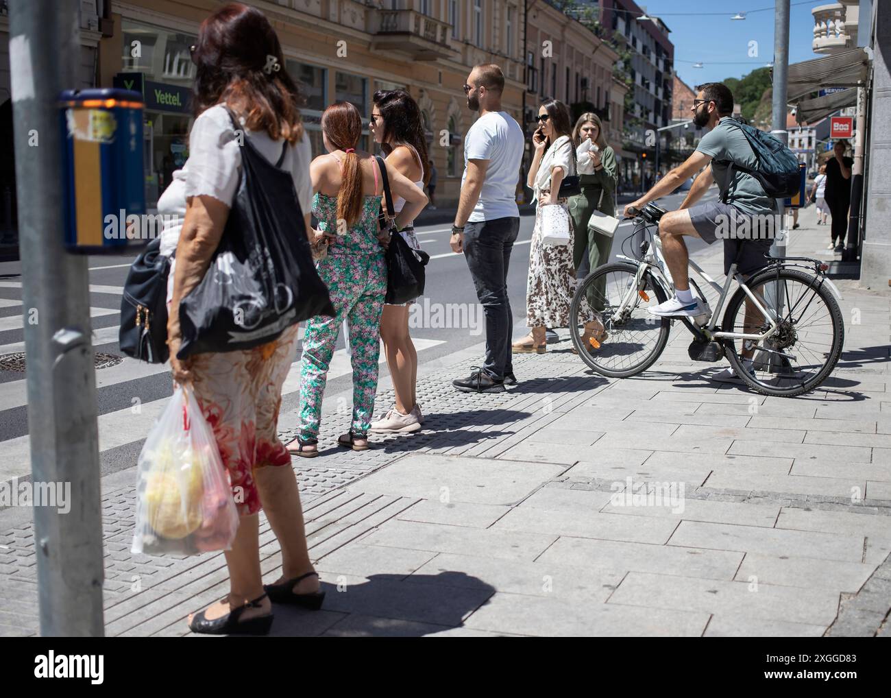 Belgrad, Serbien, 5. Juli 2024: Fußgänger warten auf die Überquerung der Hauptstraße in Zemun Stockfoto