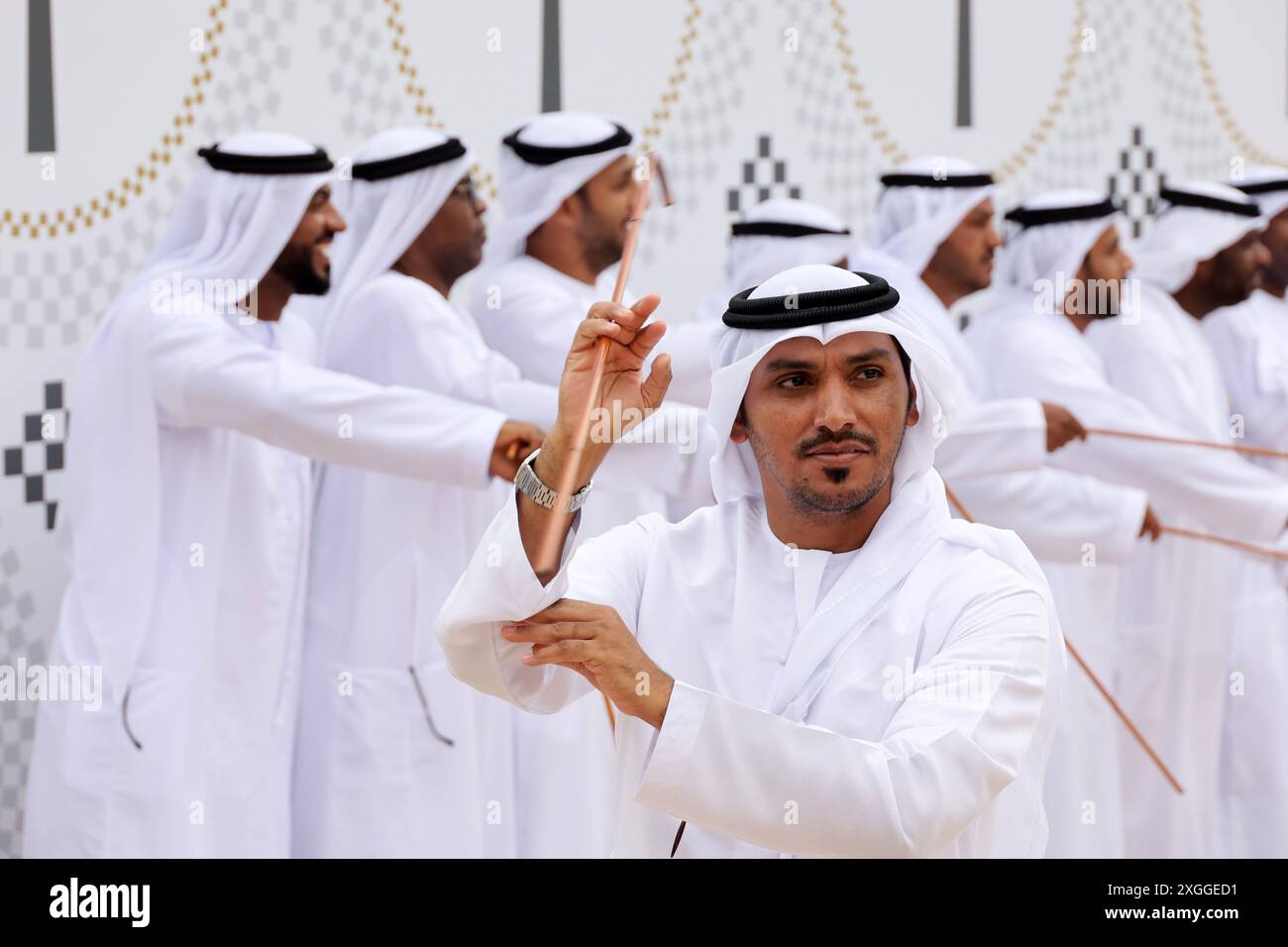 Männer in traditioneller arabischer Dschasha-Kleidung während eines Tanzes beim Kulturfestival der Vereinigten Arabischen Emirate auf dem Manezhnaya-Platz Stockfoto
