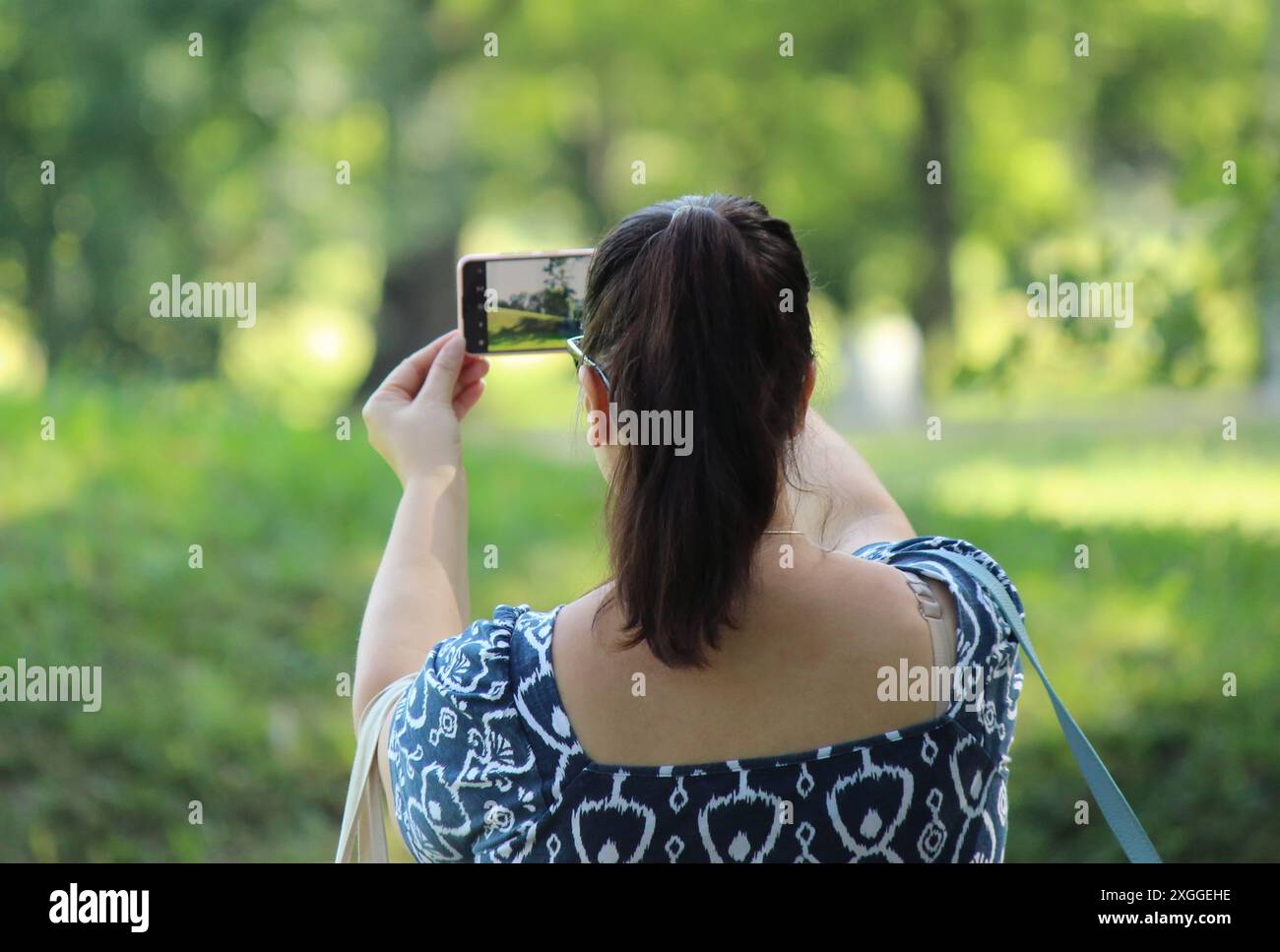 Frau nehmen Foto mit Kamera Stockfoto