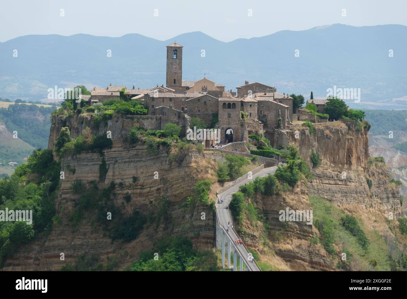 Blick auf das alte Dorf Civita di Bagnoregio, Provinz Viterbo, Region Latium, Italien. Civita di Bagnoregio wurde von den Etruskern gegründet Stockfoto