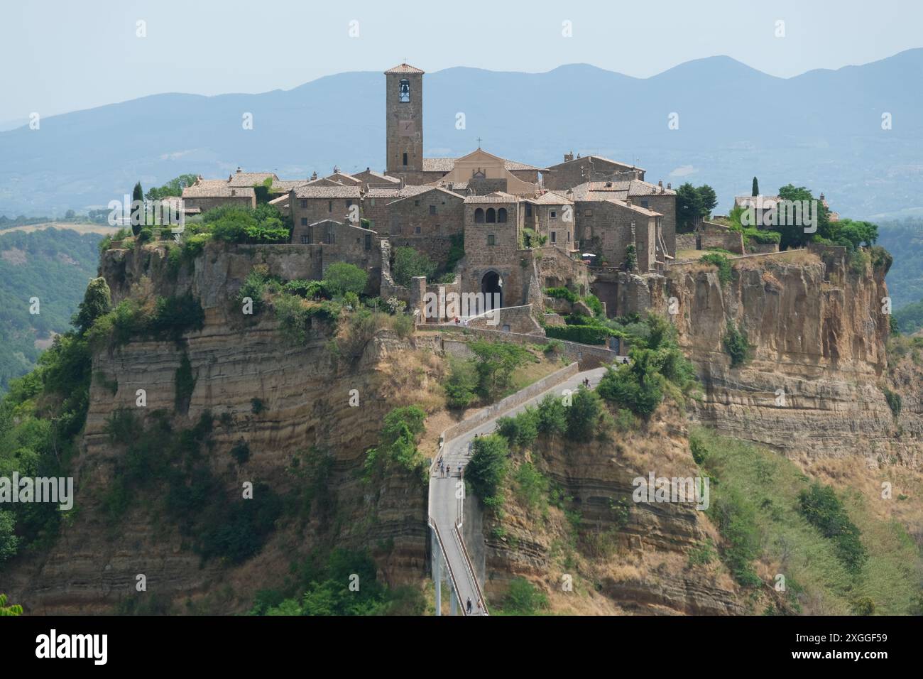 Blick auf das alte Dorf Civita di Bagnoregio, Provinz Viterbo, Region Latium, Italien. Civita di Bagnoregio wurde von den Etruskern gegründet Stockfoto