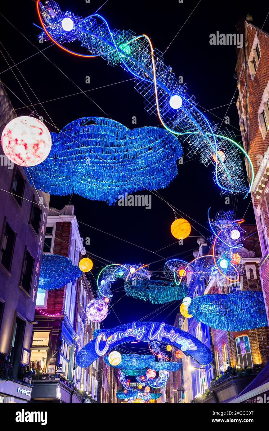 Carnaby Universe Schild und Weihnachtsbeleuchtung auf der Carnaby Street, London, Großbritannien Stockfoto