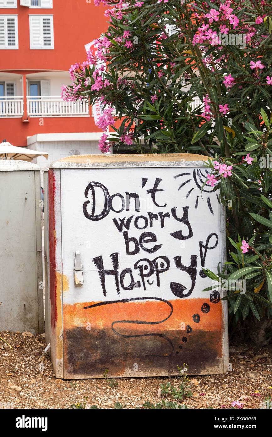 Keine Sorge, sei glücklich, positives Graffiti-Zitat in Porec Kroatien Stockfoto