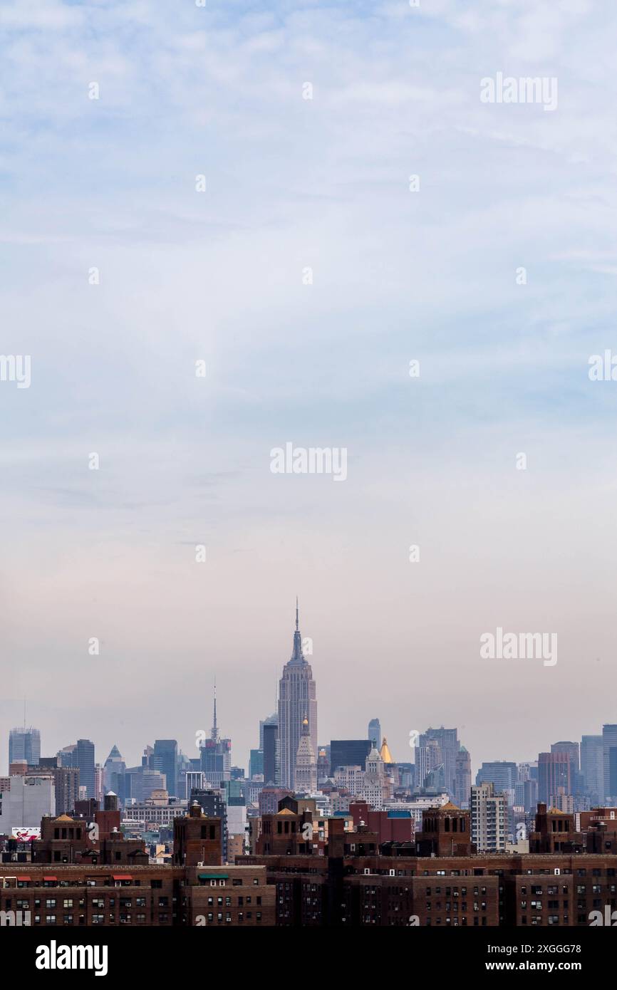 Das Empire State Building und die Skyline von New York mit negativem Raum Stockfoto