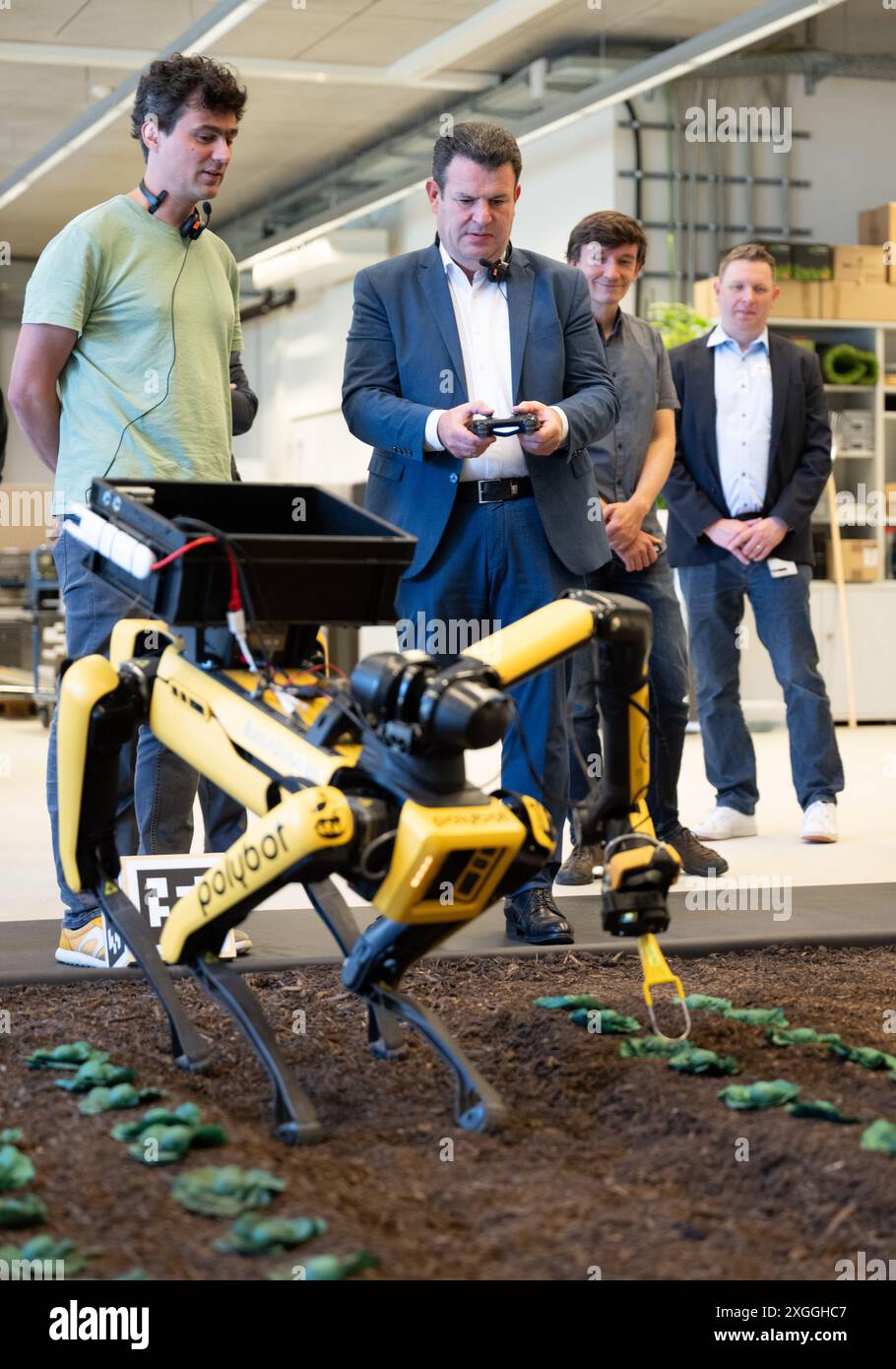 09. Juli 2024, Baden-Württemberg, Tübingen: Bundesarbeitsminister Hubertus Heil (SPD) und Wieland Brendl (l) vom Max-Planck-Institut für Intelligente Systeme nehmen an einer Demonstration eines Landwirtschaftsroboters Teil. Heil besuchte das Institut im Rahmen seiner Sommerreise. Foto: Marijan Murat/dpa Stockfoto
