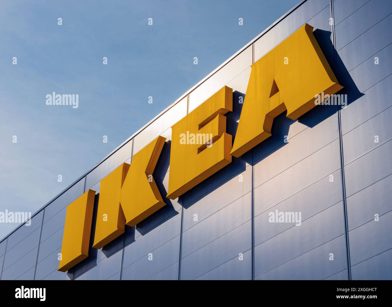 Gelbes Logo der IKEA-Marke vor blauem Himmel. Stockfoto