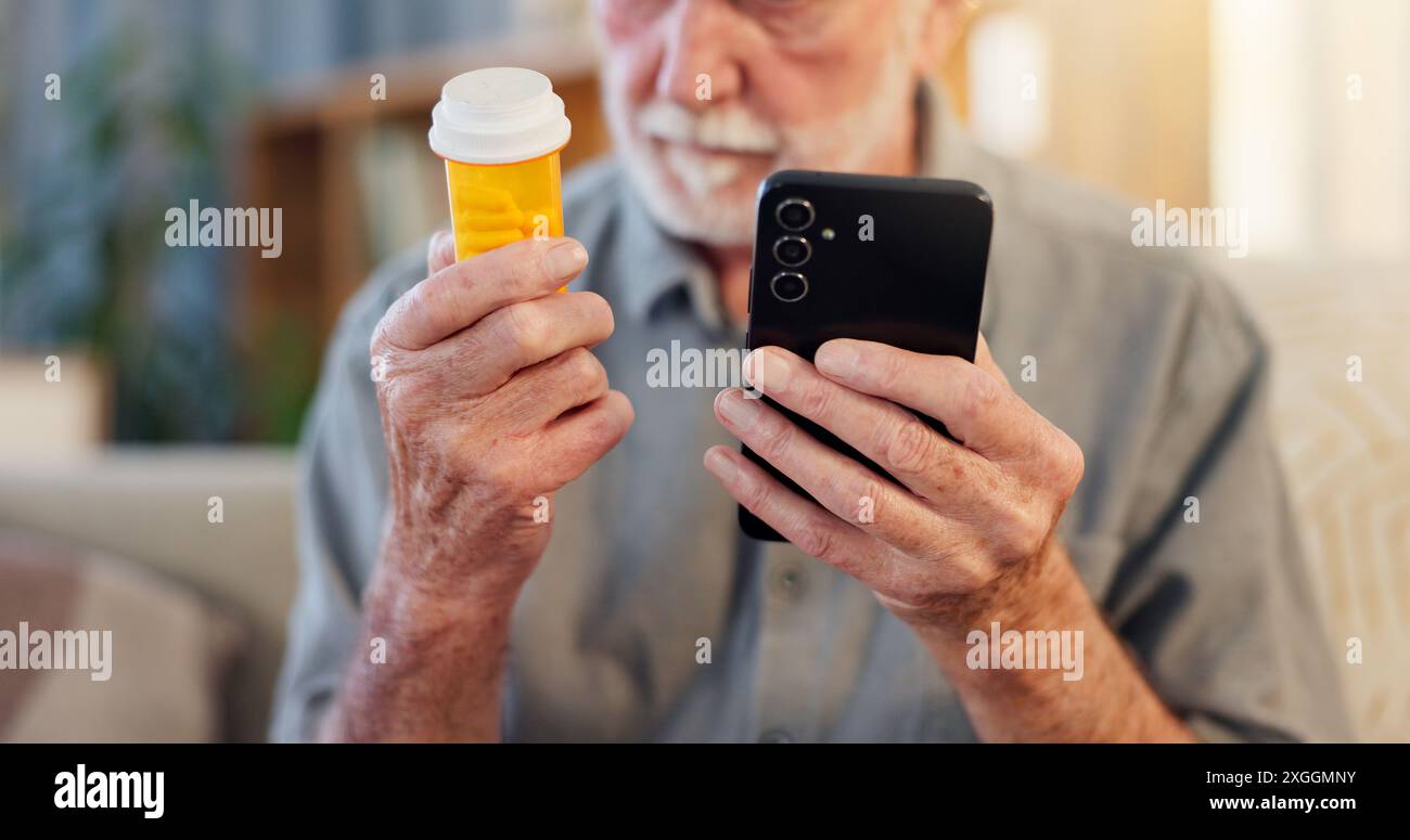 Pillen, Hände und älterer Mann mit Telefon für Gesundheit Website, Informationen und Forschung auf Medizin. Altersheim, Telehealth und Person mit Stockfoto