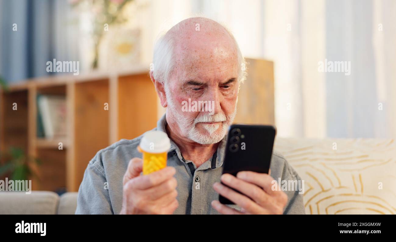 Heim, Pillen und älterer Mann mit Telefon für Gesundheitsinformationen, Beratung und Forschung auf Medizin. Ruhestand, Telemedizin und Seniorin mit Stockfoto